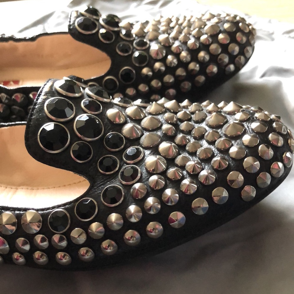 𝐏𝐫𝐚𝐝𝐚 Women’s Leather Studded Embellishment Stretchy Loafers Size 35.5 - Picture 4 of 13